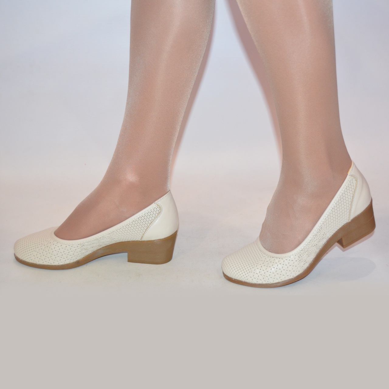 Туфлі жіночі La Pinta 0137-218-71 бежеві шкіра каблук розміри 36,37