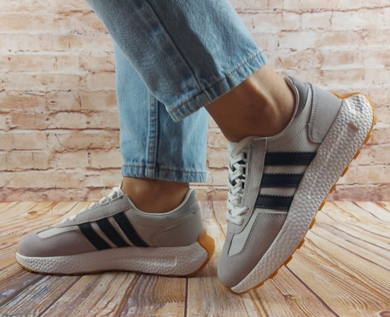 Кросівки унісекс Adidas Retropy E5 бежеві замша