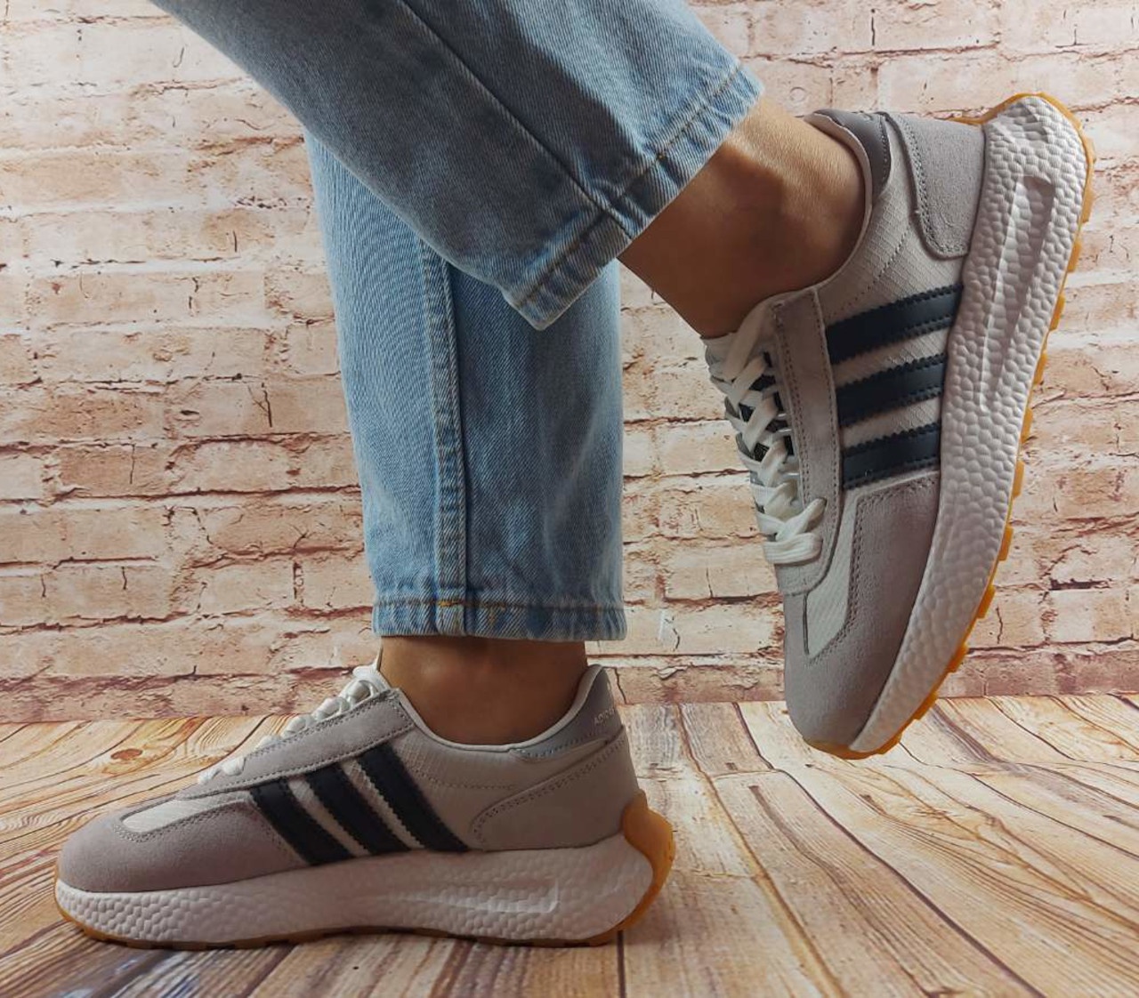 Кросівки унісекс Adidas Retropy E5 бежеві замша